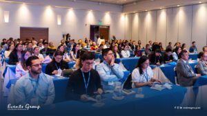 Sala de eventos repleta de especialistas de la salud