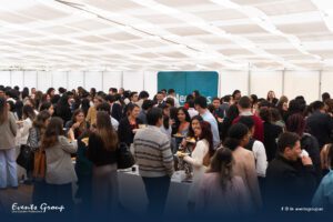 Toma plano general de Evento médico con participantes recorriendo la sala principal