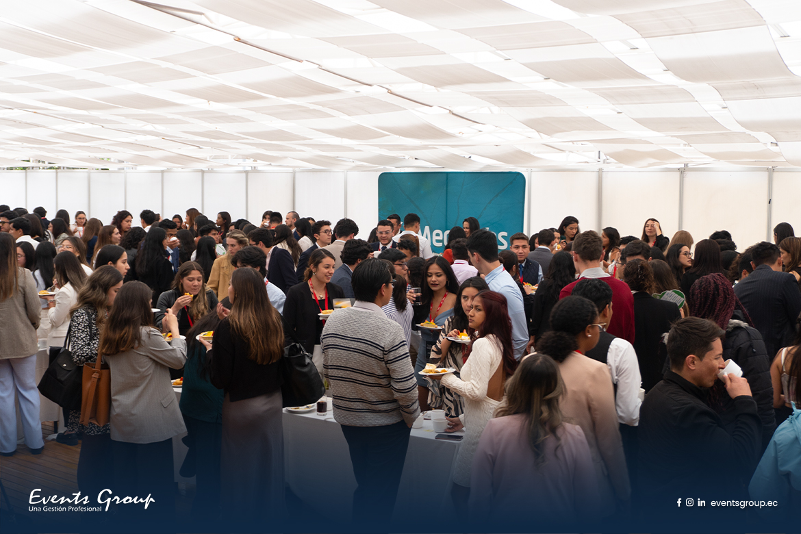 Toma plano general de Evento médico con participantes recorriendo la sala principal