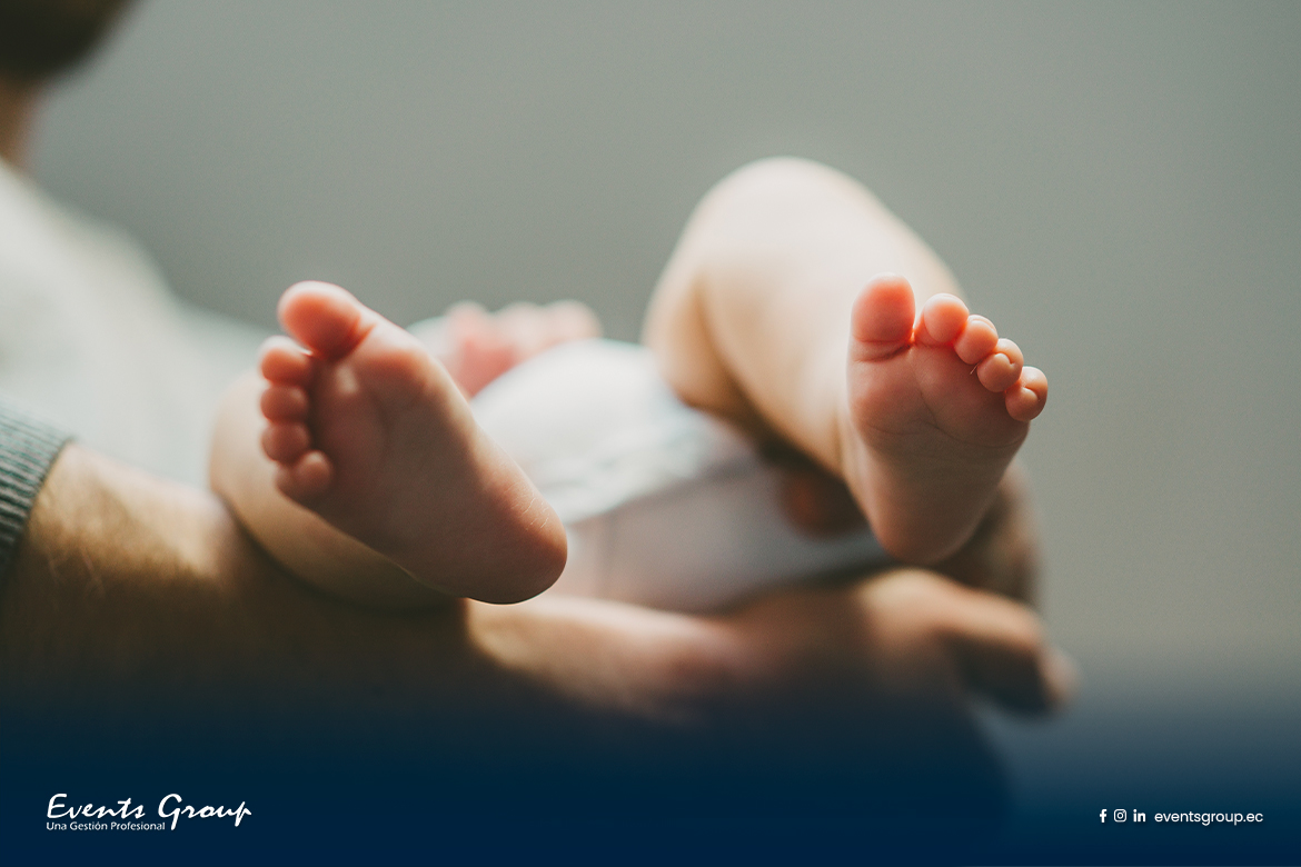 Recién nacido varón durante evaluación médica neonatal para detección temprana de hipospadias