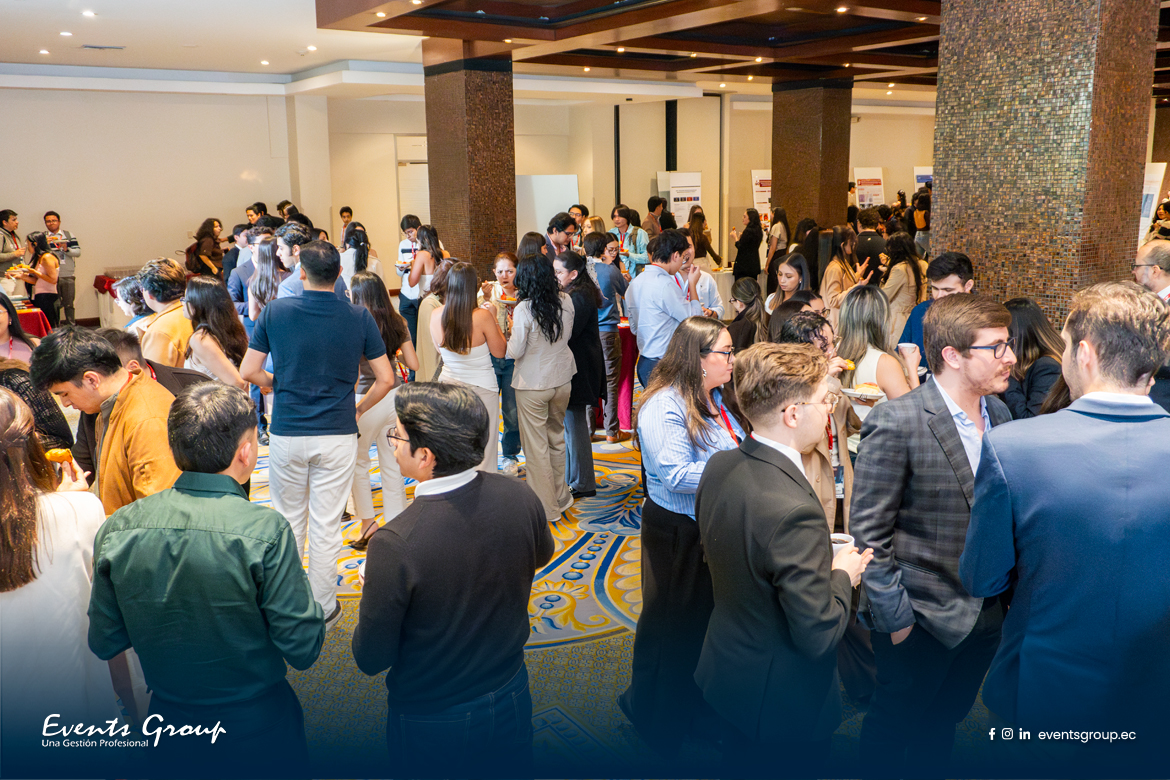 Networking médico en congreso profesional durante pausa de café con especialistas interactuando