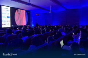 auditorio durante congreso médico híbrido con transmisión en vivo y asistencia presencial